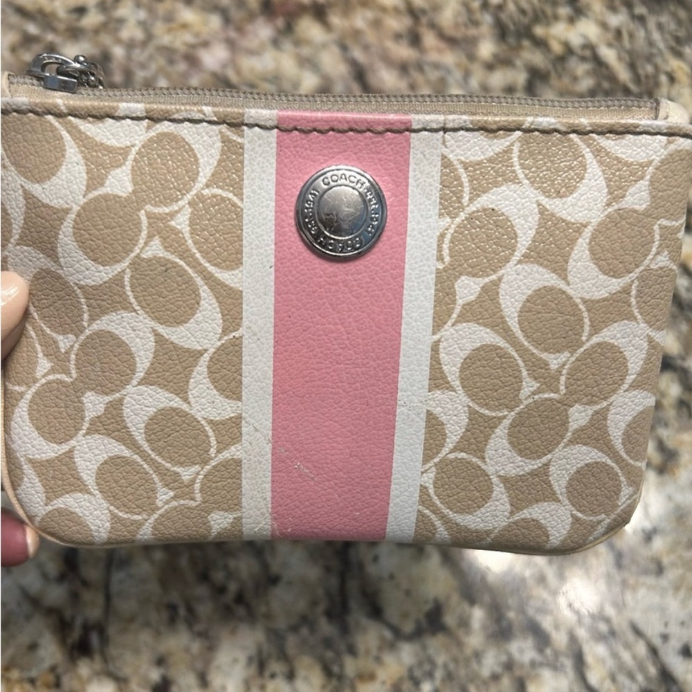 COACH CHELSEA SIGNATURE BEIGE
PINK STRIPE LEATHER TRIM WRISTLET